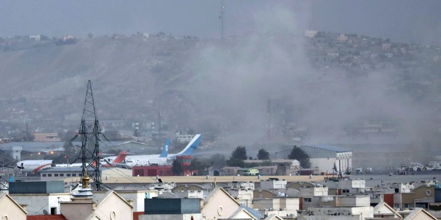 Rauch steigt am 26.08.2021 nach der tödlichen Explosion vor dem Flughafen in Afghanistans Hauptstadt Kabul auf.