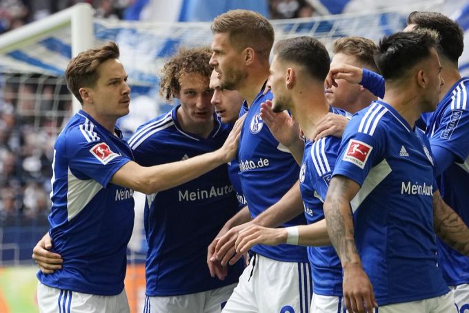 Simon Terodde (Mitte) setzt seine Karriere nun doch bei Schalke fort. Schalke