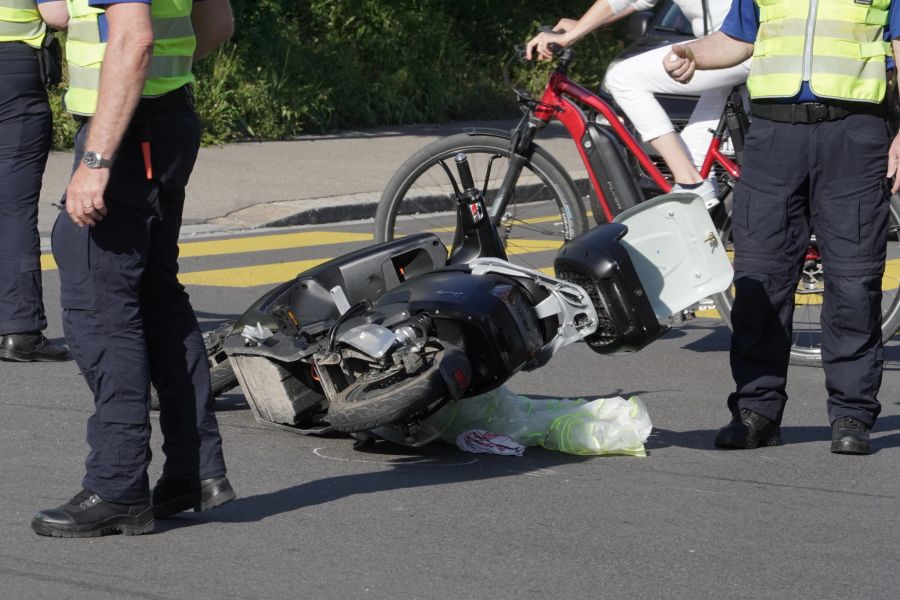 Das Unfallfahrzeug liegt auf der Unfallstelle.