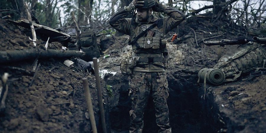 Ein ukrainischer Soldat steht in einem Schützengraben an der Frontlinie. Foto: Libkos/AP