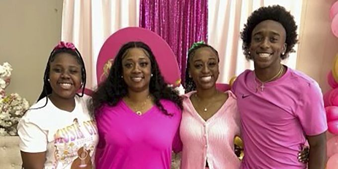 Die Familie von Phil Dowdell: Zaniriah Dowdell, Mutter Latonya Allen, Schwester Alexis Dowdell und Phil. (Familie von Phil Dowdell via AP) Alabama Shooting