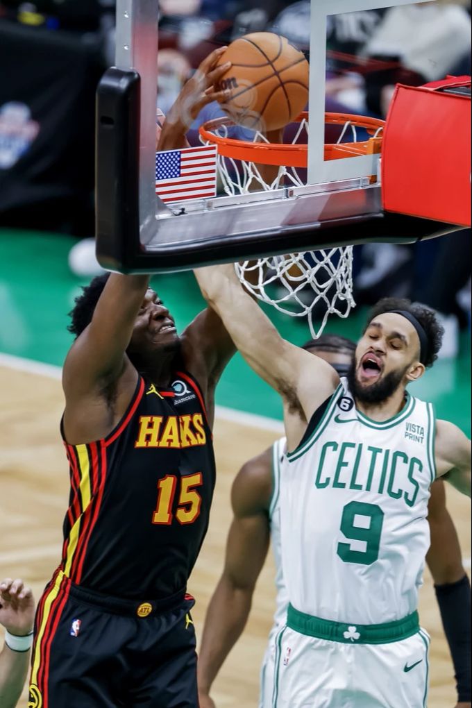 Clint Capela (links) erzielt hier gegen Celtics Jayson Tatum zwei seiner vier Punkte. nba