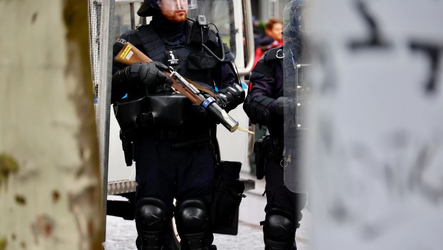 Die Basler Polizei hat schwere Geschütze aufgefahren.