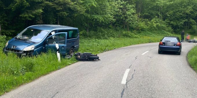 Büsserach: Motorradfahrer kollidiert frontal mit Auto Kollision in Büsserach