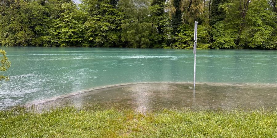 Der Regen in der Schweiz sorgte am Dienstag  auch für viel Wasser in der Linth.