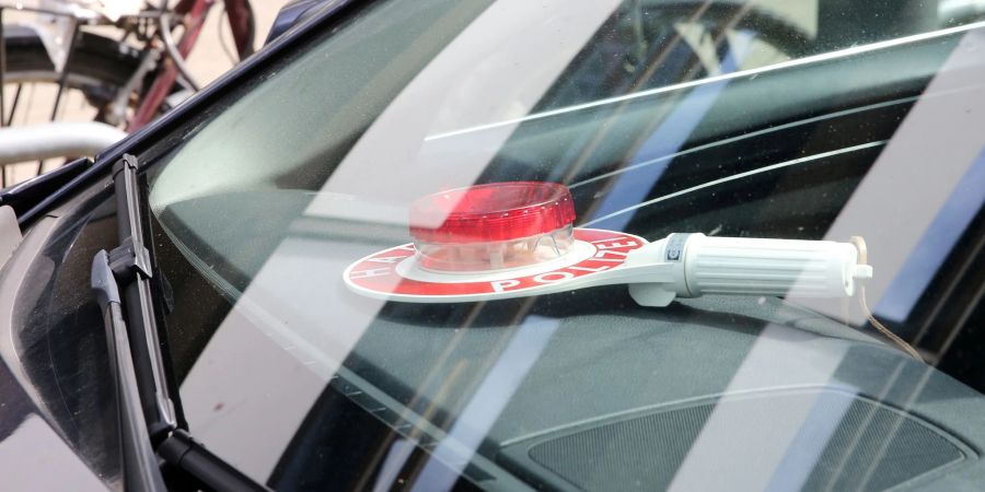 Ein ziviles Polizeifahrzeug mit Münchener Kennzeichen steht bei einer Durchsuchungsaktion in der Nähe des Durchsuchungsobjektsin Hamburg.