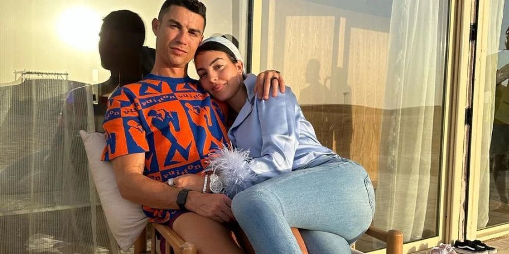 Ronaldo and Rodriguez lovers since 2016, met in a store, have a daughter, expecting twins.