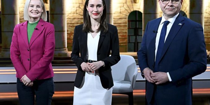 Riikka Purra (l-r), Vorsitzende der Partei der Wahren Finnen, Sanna Marin, Ministerpräsidentin von Finnland, und Petteri Orpo, Vorsitzender der Partei der Nationalen Koalition, stehen vor der vom Medienunternehmen MTV organisierten Wahldebatte für Fotos zusammen. Foto: Markku Ulander/Lehtikuva/dpa Riikka Purra (l-r), Vorsitzende der Partei der Wahren Finnen, Sanna Marin, Ministerpräsidentin von Finnland, und Petteri Orpo, Vorsitzender der Partei der Nationalen Koalition, stehen vor der vom Medienunternehmen MTV organisierten Wahldebatte für Fotos zusammen. Foto: Markku Ulander/Lehtikuva/dpa