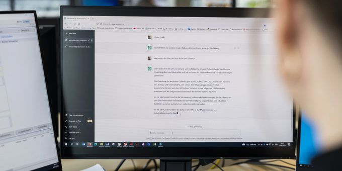Eine Frau benutzt die künstliche Intelligenz Chat-GPT auf einem Computer. Künstliche Intelligenz
