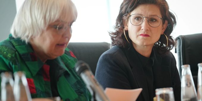 Claudia Roth (l, Bündnis 90/Die Grünen), Staatsministerin für Kultur und Medien, und Ferda Ataman, unabhängige Bundesbeauftragte für Antidiskriminierung, nehmen an einem Pressegespräch zu fünf Jahren Vertrauensstelle Themis teil. Claudia Roth (l, Bündnis 90/Die Grünen), Staatsministerin für Kultur und Medien, und Ferda Ataman, unabhängige Bundesbeauftragte für Antidiskriminierung, nehmen an einem Pressegespräch zu fünf Jahren Vertrauensstelle Themis teil.