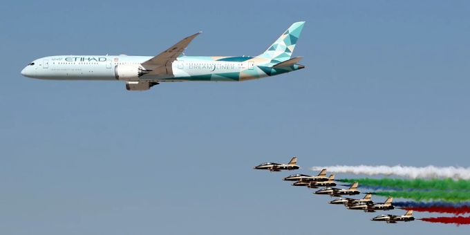 Ein Flugzeug der Etihad Airways bei einer Flugshow. etihad airways