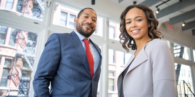 Eine Liebe am Arbeitsplatz bekannt zu geben, ist nicht einfach. Mann und Frau