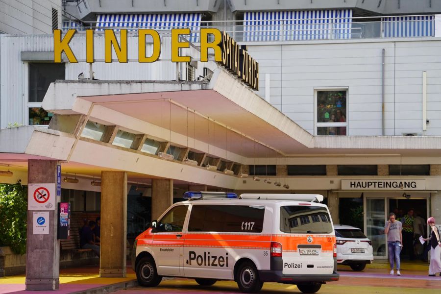 Ein Polizeiauto steht vor dem Kinderspital Zürich. Am Donnerstagnachmittag kam es dort zu einem totalen Stromausfall.