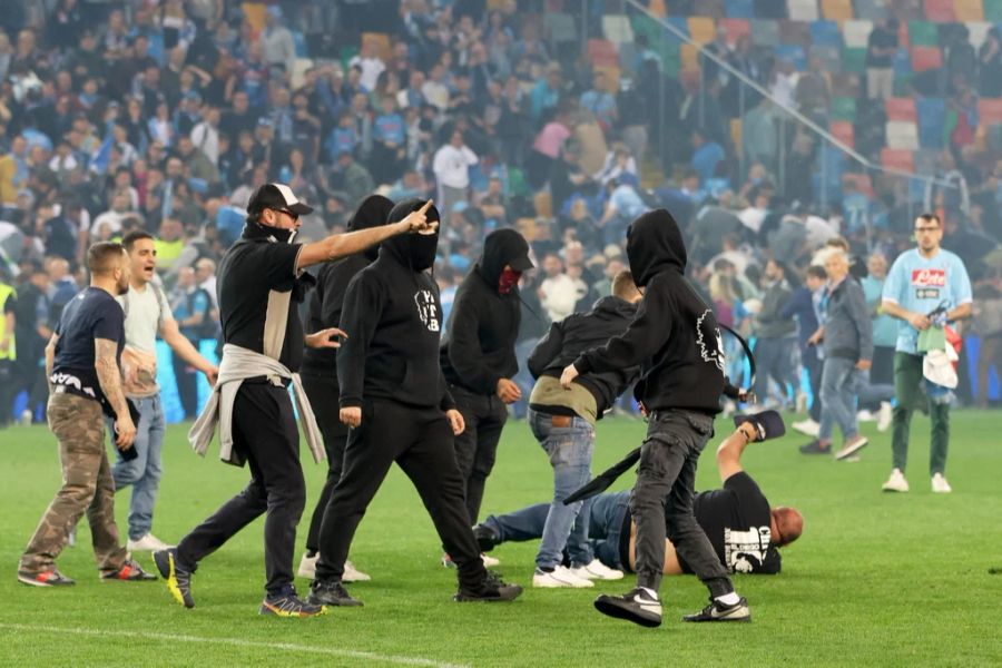 Nach dem Spiel kam es zu kleineren Zusammenstössen zwischen Fans von Udinese und der SSC Napoli.