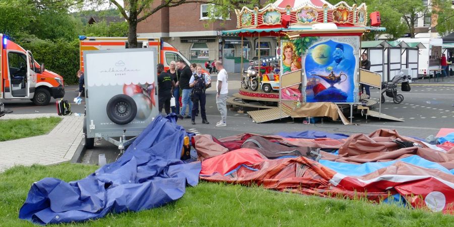 Bei einem Frühlingsfest in Lohmar bei Köln ist eine Hüpfburg (vorne) umgekippt - zwölf Kinder sind dabei leicht verletzt worden.