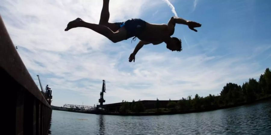 Ein Mann springt ins kühle Nass am Stichkanal. Foto: Julian Stratenschulte