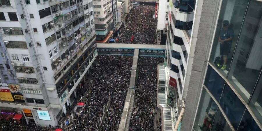 Hunderttausende auf Hongkongs Strassen