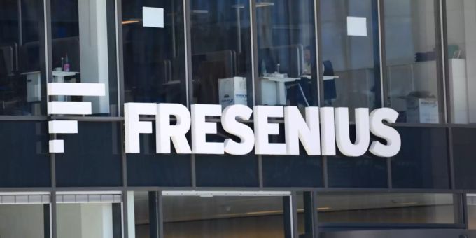 Das Logo von Fresenius an einem Firmengebäude. Fresenius SE & Co. KGaA