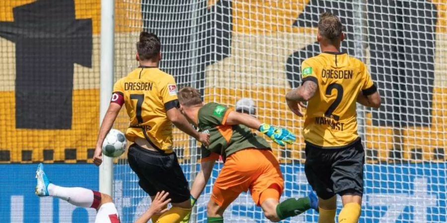 Nürnbergs Nikola Dovedan (l) trifft zum 1:0 in Dresden. Foto: Robert Michael