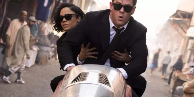Agent M (Tessa Thompson, l) und Agent H (Chris Hemsworth) jagen Aliens. Foto: Sony Agent M (Tessa Thompson, l) und Agent H (Chris Hemsworth) jagen Aliens. Foto: Sony