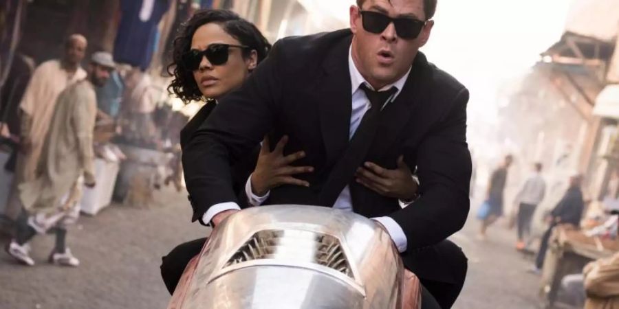 Agent M (Tessa Thompson, l) und Agent H (Chris Hemsworth) jagen Aliens. Foto: Sony