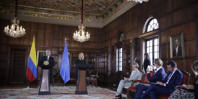 Federica Mogherini (r), EU-Aussenbeauftragte, und Ivan Duque (l), Präsident von Kolumbien, sprechen auf einer gemeinsamen Pressekonferenz. Die EU werde Kolumbien weitere 30 Millionen Euro für die Versorgung von Hunderttausenden Flüchtlingen und Migranten aus dem Nachbarland Venezuela zur Verfügung stellen. Federica Mogherini in Kolumbien