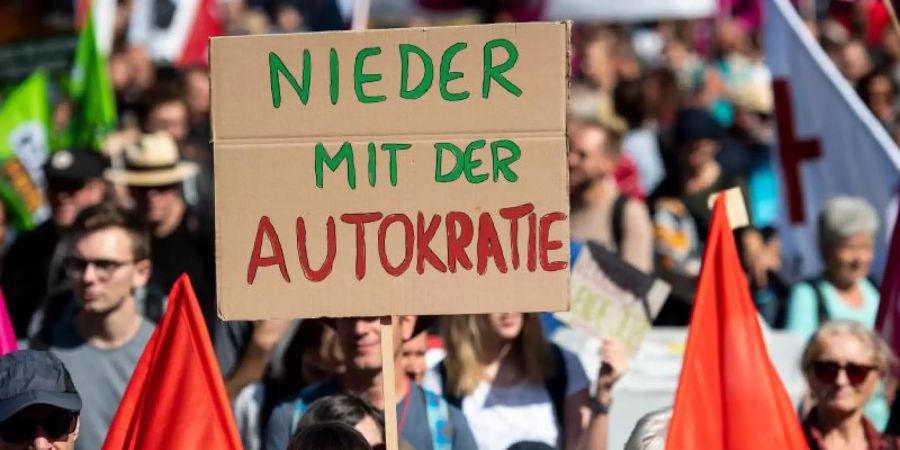 Teilnehmer einer Demonstration gegen die IAA in Frankfurt am Main. Foto: Marius Becker