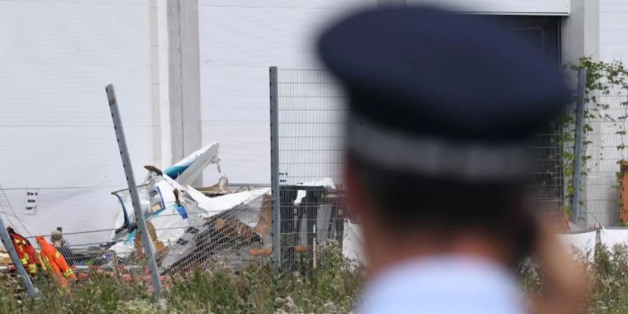 Das Flugzeug zerschellte an der Fassade eines Baumarkts