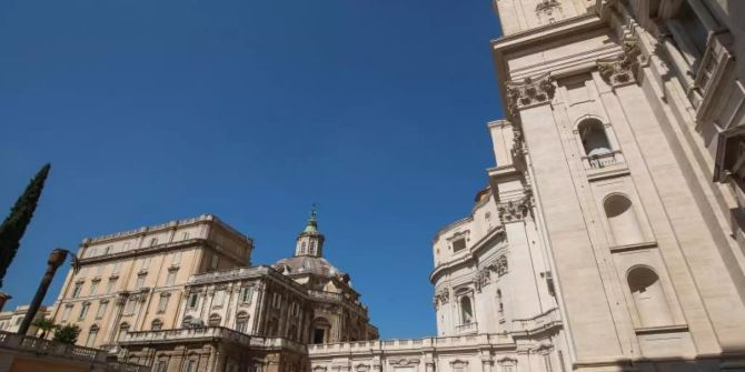 Blick auf den Petersdom im Vatikan