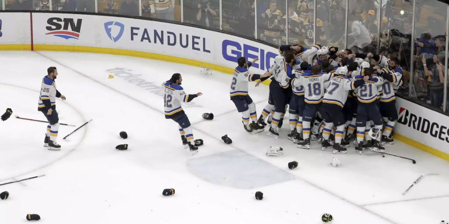 Stanley Cup gewonnen: Nach Spielende gibt es für die St. Louis Blues kein Halten mehr.