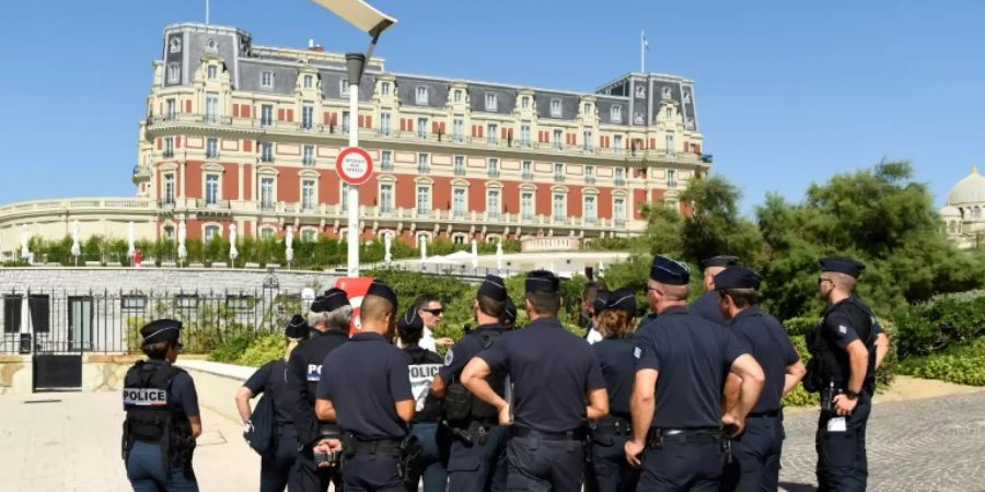 Polizisten vor einem Hotel in Biarritz