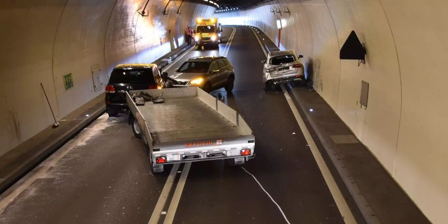 Unfall im Loppertunnel führt zu grossen Verkehrsbehinderungen.