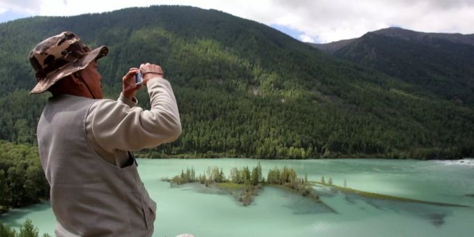 Ein Tourist schiesst ein Foto in der Provinz Xinjiang. Xinjiang