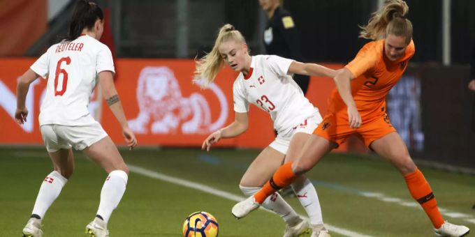 Die Schweizerinnen, hier mit Geraldine Reuteler (l.) und Alisha Lehmann, sind in der WM-Quali an Holland gescheitert. Frauen WM
