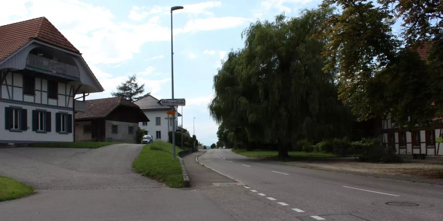 Die Hauptstrasse in Messen Richtung Ruppoldsried.