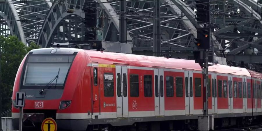 Verteidigungsministerium Annegret Kramp-Karrenbauer hat die Idee von Gratis-Bahnfahrten für Soldaten in Uniform ins Gespräch gebracht, um die Sichtbarkeit der Bundeswehr zu erhöhen. Foto: Henning Kaiser