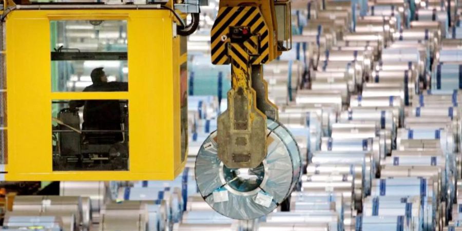 Feuerbeschichtungsanlage von ThyssenKrupp in Dortmund: Die Produktionsflaute in der deutschen Industrie setzt sich fort. Foto: Bernd Thissen