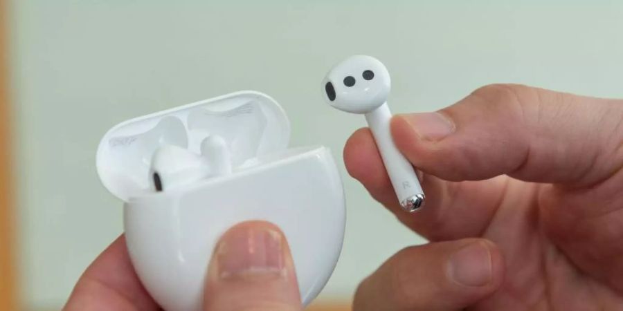 Die neuen drahtlosen Huawei-Ohrhörer FreeBuds 3 lehnen sich äusserlich stark an die populären AirPods von Apple an. Foto: Andrej Sokolow