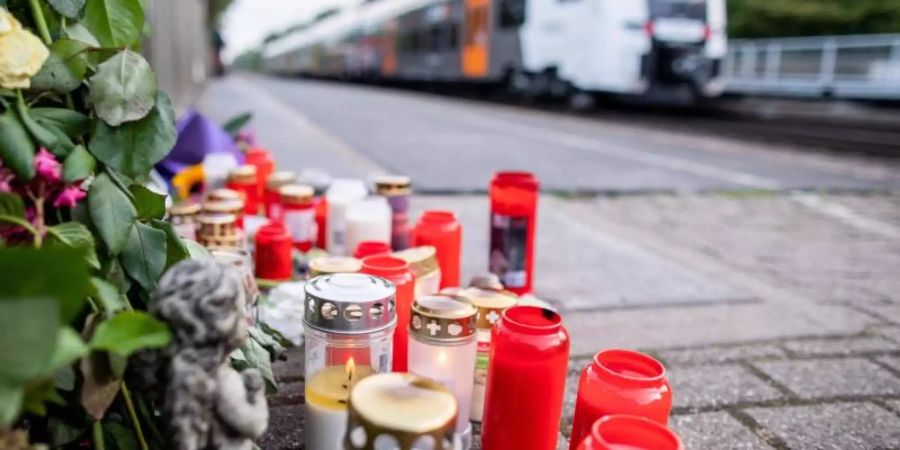 Ein Mann hat am Bahnhof von Voerde am Niederrhein eine ihm völlig unbekannte Frau vor einen einfahrenden Zug gestossen. Die 34-Jährige wurde tödlich verletzt. Foto: Marcel Kusch