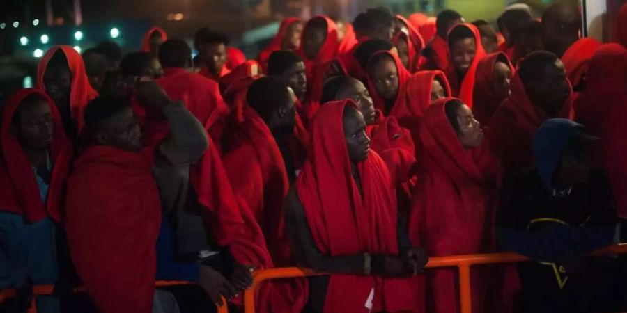 Migranten sind nach ihrer Rettung auf dem Mittelmeer in den Hafen von Malaga gebracht worden. Foto: Jesus Merida Luque/SOPA Images via ZUMA Wire/Archiv