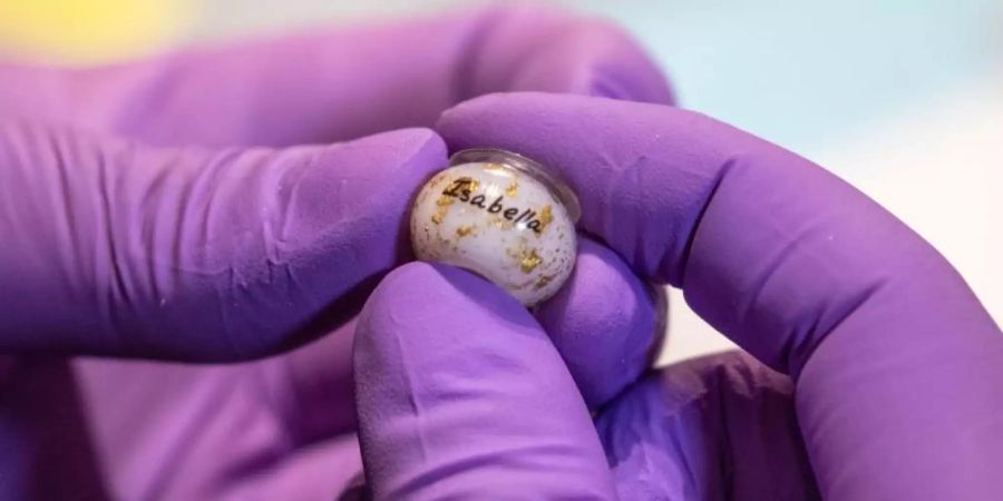 Schmuckdesignerin Melanie Käpple fertigt Schmuck aus Muttermilch. Foto: Christoph Reichwein