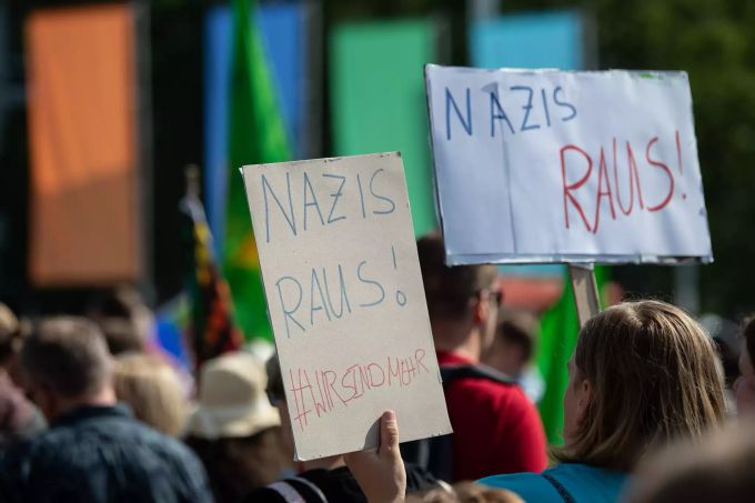 Schilder bei der Demonstration. Kassel