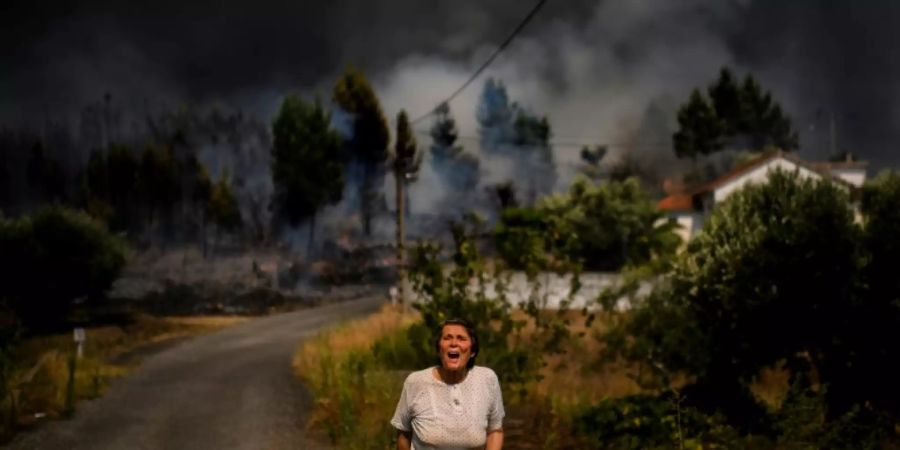 Dorfbewohnerin ruft wegen Feuers um Hilfe