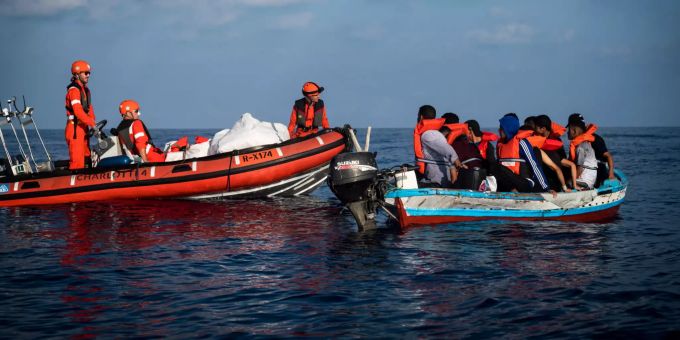 Besatzungsmitglieder des Rettungsschiff Alan Kurdi kommen Flüchtlingen in einem Holzboot auf dem offenen Meer zur Hilfe. (Archivbild) Rettungsschiff "Alan Kurdi"