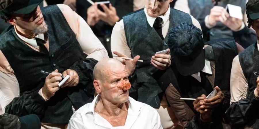 Der Sänger Bo Skovhus als Platon Kusmitsch Kowaljow. Foto: Markus Scholz