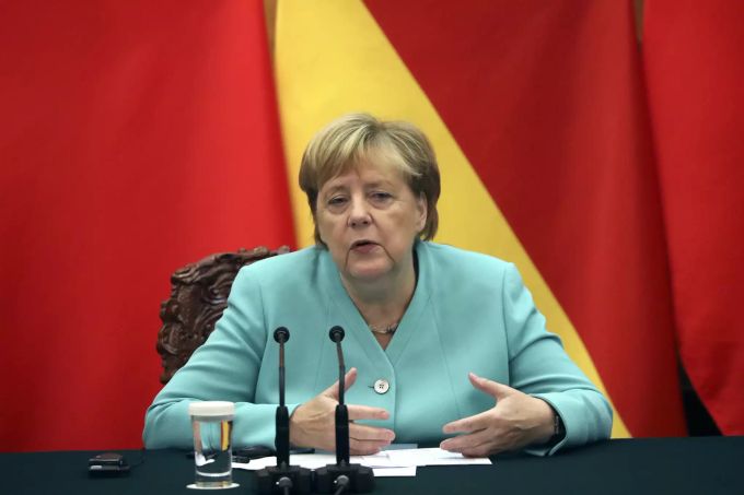 Angela Merkel an der Pressekonferenz, bei der es zu einem Eklat um die Zulassung der in Peking ansässigen deutschen Journalisten gekommen ist. Foto: Andrea Verdelli China Germany