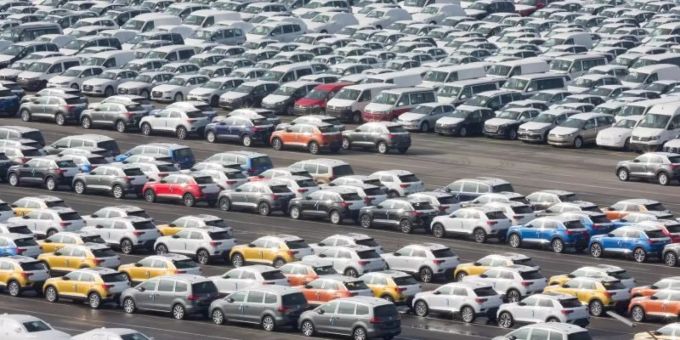 Im Jahr 2024 steigerte die deutsche Autoindustrie ihre Fahrzeugexporte, wobei die meisten in die USA gingen. (Symbolbild) Autos