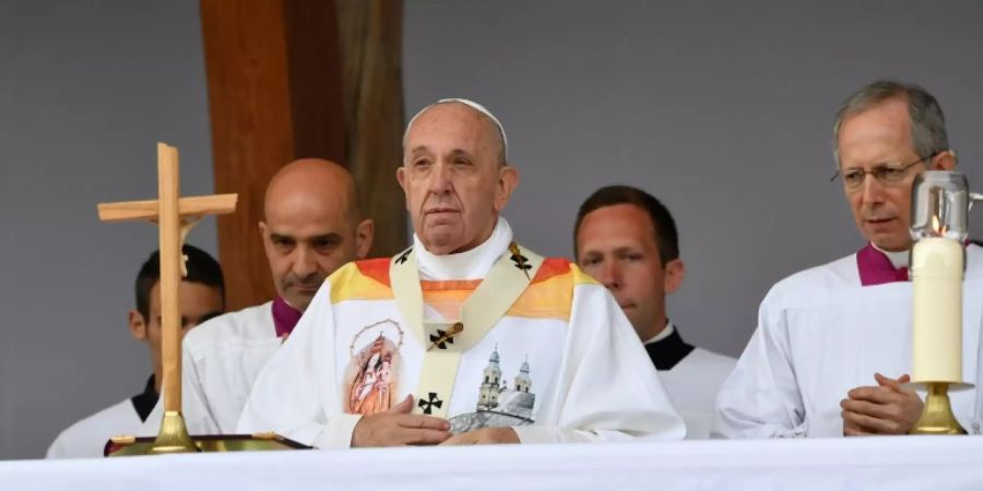 Papst Franziskus (M.) am Samstag in Sumuleu-Ciuc