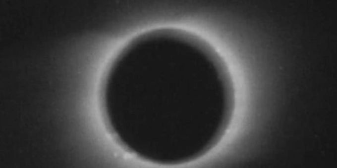 Ein Foto aus einem Film zeigt die Sonnenfinsternis aus dem Jahr 1900. Sonnenfinsternis