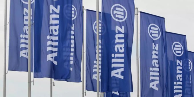 Allianz SE weitet ihr Geschäft in Grossbritannien aus. Fahnen der Allianz SE